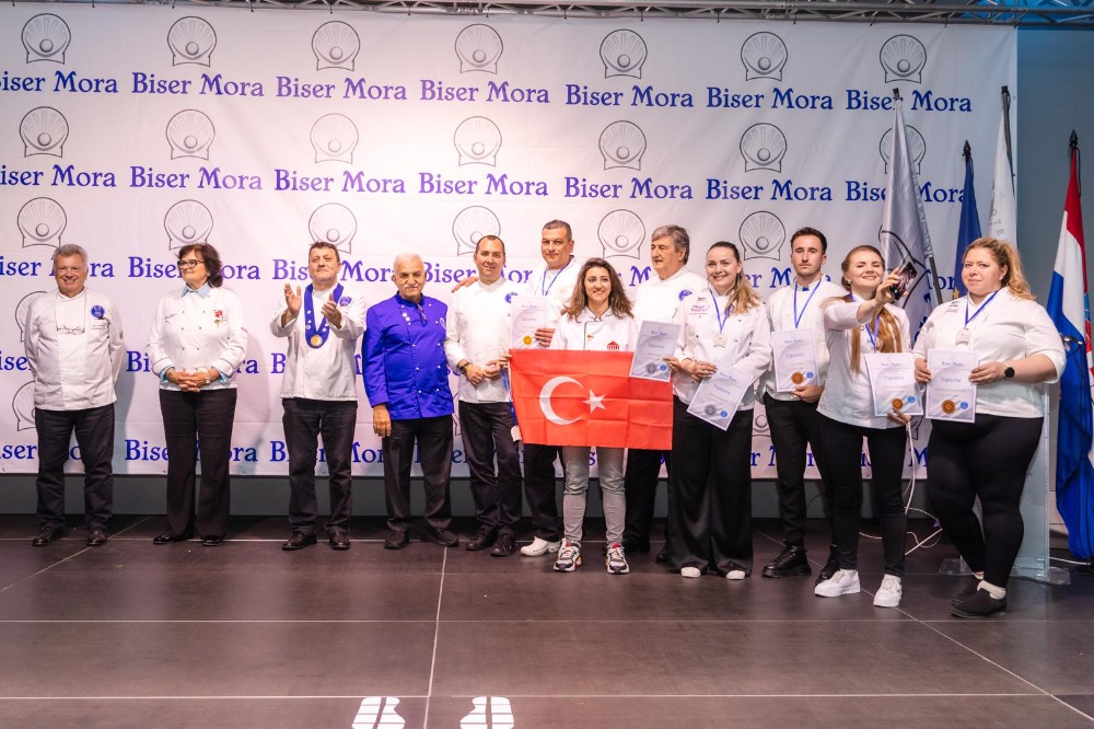 Yiyecek ve İçecek Hizmetleri Öğretmenimiz Beste SEZER, bu yıl Hırvatistan’ın Brac Adası’nda 20’ncisi düzenlenen ve gastronomi dünyasının en prestijli etkinliklerinden biri olan “Biser Mora (Akdeniz’in İncisi) Uluslararası Yemek Yarışması”na katılarak büyük bir başarıya imza atmıştır.